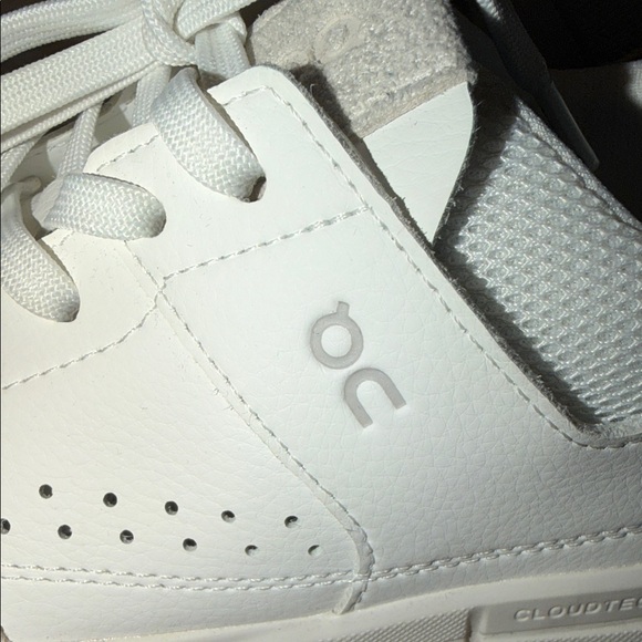 On Running women’s The Roger white/gray size 9 like new no box - Picture 2 of 10